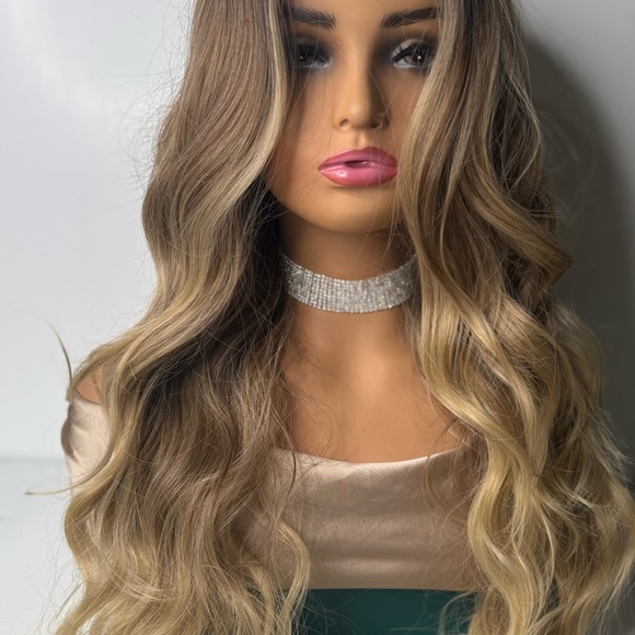 Beautiful Long Ombre Blonde Balayage Wig - Closure front invisible mesh - Picture 9 of 10